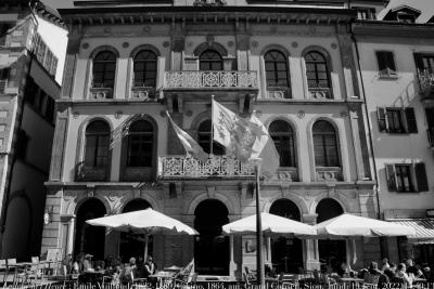 photographie “Le Jour ni l’Heure 8924 : Émile Vuilloud, 1822-1889, Casino, 1864, auj. Grand Conseil du Valais, Sion, Valais, lundi 19 septembre 2022, 13:40:13” par Renaud Camus — www.renaud-camus.net — Sion, Casino, Vuilloud, Émile Vuilloud, Valais, Grand Conseil, Suisse, assemblé, assemblée, parlement, parlement du Valais