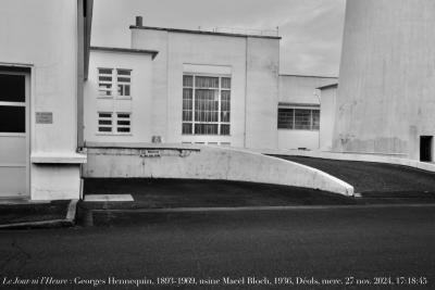 photographie “Le Jour ni l’Heure 5509 : Georges Hennequin fils, 1893-1969, usine Marcel Bloch, 1936, Déols, auj. aéroport de Châteauroux, Indre, mercredi 27 novembre 2024, 17:18:45” par Renaud Camus — www.renaud-camus.net — architecture, Hennequin, Georges Hennequin, Georges Hennequin fils, Déols, Châteauroux, aéroport de Châteauroux, usine Marcel Bloch, Marcel Bloch, Marcel Dassault, usine Marcel Dassault, Centre-Val-de-Loire