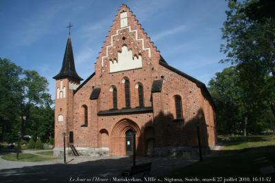 photographie “Le Jour ni l\'Heure 8819 : Sigtuna, comté de Stockholm, Suède, Mariakyrkan, XIIIe s., mardi 27 juillet 2010, 16:11:42” par Renaud Camus — www.renaud-camus.net — église, church, Sainte-Marie, gothique, gothic, Sverige, Sweden