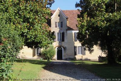 photographie “Le Jour ni l’Heure : Le Jour ni l’Heure 0759 : château de Cabidos, XVIe-XVIIIe s., en Béarn, Pyrénées-Atlantiques, mercredi 21 août 2024, 18:36:20” par Renaud Camus — www.renaud-camus.net — Cabidos, château, de, Béarn, Pyrénées-Atlantiques