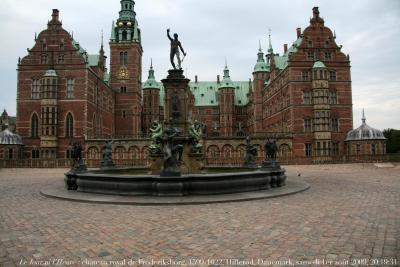 photographie “Le Jour ni l\'Heure 3688 : avant-cour du château royal de Frederiksborg, 1599-1622, Hillerød, Seeland, Danemark, samedi 1er août 2009, 20:19:31” par Renaud Camus — www.renaud-camus.net — castle, burg, schloss, slot, kong, king, castello, castillo, Christian IV, Renaissance, Denmark, Danmark, réflection, lac, lake, douves, moat