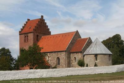 photographie “Le Jour ni l\'Heure 5996 : église de Selsø, c. 1150-1500, près du lac et du château du même nom, Seeland (Sjælland), Danemark, dimanche 30 août 2009, 13:28:20” par Renaud Camus — www.renaud-camus.net — church, kirk, kirke, roman, romanesque, romanesco, romanico, lake, slot, castle, Frederikssund, Roskilde, Denmark, Danmark