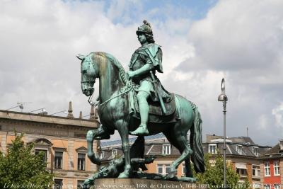 photographie “Le Jour ni l\'Heure 3497 : statue équestre, 1688, de Christian V, 1646-1699, roi de Danemark et de Norvège de 1670 à sa mort, par Abraham-César Lamoureux, 1635-1692, vendredi 31 juillet 2009, 12:32:48” par Renaud Camus — www.renaud-camus.net — sculpture, king, kong, place royale, Denmark, Danmark, København