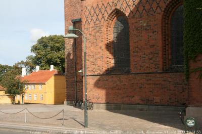 photographie “Le Jour ni l\'Heure 5961 : Roskilde, Danemark, la cathédrale, dét., dimanche 30 août 2009, 10:31:53” par Renaud Camus — www.renaud-camus.net — ogive, ogival, brique, brick, cathedral, gothique, gothic, Danmark, Denmark, couronnement, crowning, monarchie, monarchy