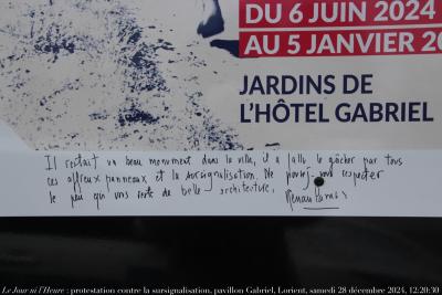 photographie “Le Jour ni l’Heure 8371 : « Il restait un beau monument dans la ville, il a fallu le gâcher par tous ces affreux panneaux », protestation contre la sursignalisation, pavillon Gabriel, Lorient, samedi 28 décembre 2024, 12:20:30” par Renaud Camus — www.renaud-camus.net — Lorient, « Arrêtez le massacee ! », protestation, signalisation, hôtel Gabriel, pavillon Gabriel, panneau, Morbihan, Bretagne, 28 décembre 2025