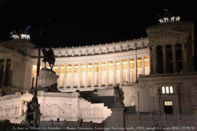 photographie “Le Jour ni l’Heure 3920 : Le Cavalier — Enrico Chiaradia, 1851-1901, sculp., Giuseppe Sacconi, 1854-1905, arch., le Vittoriano, ou Autel de la Patrie, également appelé “la Machine à écrire”, 1911, Rome, mardi 1er mars 2016, 16:39:35” par Renaud Camus — www.renaud-camus.net — Rome, Roma, Vittoriano, Altare della Patria, autel de la Patrie, piazza Venezia, machine à écrire, Le Cavalier, Victor-Emmanuel II, Vittorio Emmanuele II, Il Re Galantuomo, Enrico Chiaradia, Giuseppe Sacconi, sculptor, arquitetto, sculpteur, architecte, Italie, Italia