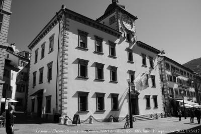 photographie “Le Jour ni l’Heure 8929 : Sion, Valais, Suisse, hôtel de ville, 1654-1665, lundi 19 septembre 2022, 13:54:17” par Renaud Camus — www.renaud-camus.net — Sion, Valais, Suisse, hôtel de ville, mairie, bourgeoisie, 1654-1665