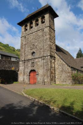 photographie “Le Jour ni l’Heure 0179 : église, XVIIIe s., de Saint-Projet-de-Salers, Cantal, Auvergne — on a retiré artificiellement les affiches, sur la porte, panneaux de signalisation, etc. — samedi 3 août 2024, 17:33:43” par Renaud Camus — www.renaud-camus.net — Saint-Priojet-de-Salers, Saint-Projet, église Saint-Projet, Cantal, Auvergne, Haute-Auvergne, vallée de la Bertrande, col de Legal