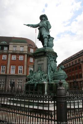 photographie “Le Jour ni l\'Heure 3487: statue, 1881, de l\'amiral Niels Juel, 1629-1697, par Theobald Stein, 1829-1901, à Copenhague, sur le Holmens Canal, vendredi 31 juillet 2009, 12:24:03” par Renaud Camus — www.renaud-camus.net — admiral, Denmark, Danmark, Christian V, Danemark, København, sculpture, sculpteur, sculptor, marine, navy, navire, proue