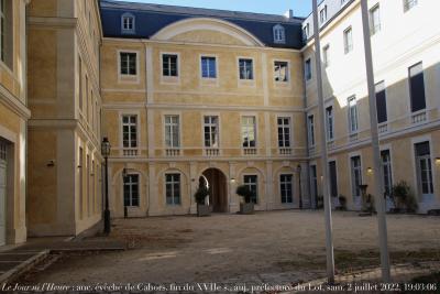 photographie “Le Jour ni l’Heure 6764 : ancien évêché de Cahors, fin du XVIIe s., auj. préfecture du Lot, Quercy, samedi 2 juillet 2022, 19:03:06” par Renaud Camus — www.renaud-camus.net — Cahors, évêché, ancien évêché, préfecture, Lot, Quercy