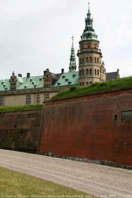 photographie “Le Jour ni l\'Heure 3628 : Elseneur (Helsingør), château de Kronborg, dét., construit de 1574 à 1577 pour Frédéric II par Hans van raeschen et Antinius Van Opberger et restauré au XVIIe s. par Christian IV, samedi 1er août 2009, 14:44:00” par Renaud Camus — www.renaud-camus.net — castle, castello, castillo, burg, schloss, palais, palace, royal, tour tower, Hamlet, Shakespeare, Øresund, Denmark, Danmark, Danemark