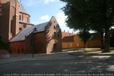 photographie “Le Jour ni l\'Heure 5957 Roskilde, Danemark, l\'abside de la cathédrale, c. 1170, et le palais jaune, XVIIIe s., dimanche 30 août 2009, 10:30:40” par Renaud Camus — www.renaud-camus.net — Danmark, Denmark, Absalon, roman, romanesque, romanico, romanesco, brique