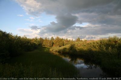 photographie “Le Jour ni l\'Heure 0113 : soir d\'été du Grand Nord, environs de Junosuando, Botnie-Septentrionale (Norrbotten), Suède, vendredi 13 août 2010, 19:36:27” par Renaud Camus — www.renaud-camus.net — North, Laponie, Sverige, Sweden, evening, crépuscule, summer, Torne, Torneälven