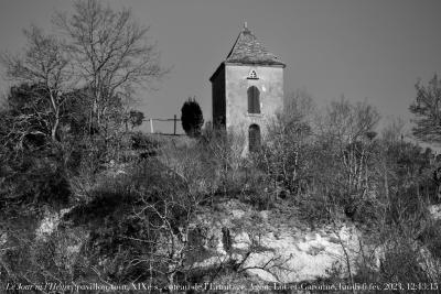 photographie “Le Jour ni l’Heure 3344 : pavillon-tour, cabinet de lecture et de contemplation, coteau de l’Ermitage, Agen, Lot-et-Garonne, lundi 6 février 2023, 12:13:15” par Renaud Camus — www.renaud-camus.net — Agen, l'Ermitage, avenue de Bellevue, chemin de Bellevue, Bellevue, coteau, tour, cabinet de lecture, Lot-et-Garonne, Agenais