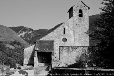 photographie “Le Jour ni l’Heure : église de Sainte-Engrâce, XIe-XVe s., dans la Soule, Pyrénées-Atlantiques, mercredi 9 août 2023, 18:06:05” par Renaud Camus — www.renaud-camus.net — Sainte-Engrâce, église, Soule, roman, romane, église romane, Pyrénées-Atlantiques, architecture romane, Pyrénées, Béarn