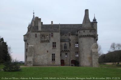 photographie “Le Jour ni l’Heure 8918 : château de Kérouzéré, 1425-1458, à Sibiril, en Léon, Finistère, Bretagne, lundi 30 décembre 2024, 17:22:34” par Renaud Camus — www.renaud-camus.net — Kérouzéré, château de Kérouzéré, Sibiril, château, Le Lande de Calan, Calan, Léon, châteaux du Léon, châteaux de Bretagne, Saint-Pol-de-Léon