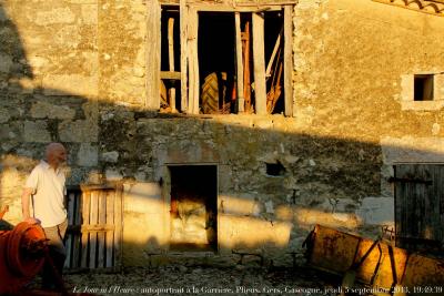 photographie “Le Jour ni l’Heure 9160 : autoportrait à la Garrière, Plieux, Gers, Gascogne, jeudi 5 septembre 2013, 19:49:39” par Renaud Camus — www.renaud-camus.net — selfportrait, autoritratto, ferme, farm, soir, crépuscule, sunset