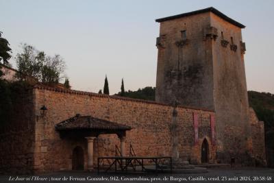 photographie “Le Jour ni l’Heure 1332 : grande tour (torreon), 942, de Fernan Gonzalez, dite aussi de Dona Urraca (sa fille), Cavarrubias, province de Burgos, Vieille-Castille, Espagne, vendredi 23 août 2024, 20:58:48” par Renaud Camus — www.renaud-camus.net — Covarrubias, torreon, torreon de Fernan Gonzalez, torreon de Dona Urraca, torreon de Cavarrubias, tour, tour de Fernan Gonzalez, tour de Dona Urraca, architecture, architecture militaire, Xe siècle, Burgos, provincia de Burgos, province de Burgos, Vieille-Castille, Castilla-la-Vieja, Castilla y Leon, Castille et Léon, Espagne, Spain, Espana, Espanha