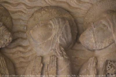 photographie “Le Jour ni l’Heure 2514 : cloître de Santo Domingo de Silos, relief de l’angle Sud-Est, l’Ascension, dét., la Vierge et saint Pierre, XIIe s., province de Burgos, Vieille-Castille, Espagne, mardi 27 août 2024, 17:45:59” par Renaud Camus — www.renaud-camus.net — Silos, Santo Domingo de Silos, cloître, claustro, Ascension, Asuncion, Vierge, Vierge Marie, saint Pierre, San Pedro, roman, romane, romanico, romanesque, Burgos, province de Burgos, provincia de Burgos