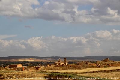 photographie “Le Jour ni l’Heure 2117 : Torrehermosa, village natal de saint  Pascal Baylon, 1540, franciscain, saint patron des Œuvres de l’Eucharistie, Aragon, province de Saragosse, Espagne, lundi 26 août 2024, 18:21:47” par Renaud Camus — www.renaud-camus.net — Torrehermosa, San Pascual Baylon, saint Pascal Baylon, Eucharistie, œuvres de l’Eucharistie, adoration du Saint-Sacrement, village, pueblo, paysage, Aragon, Zarragoza, province de Sarragosse, église, village natal