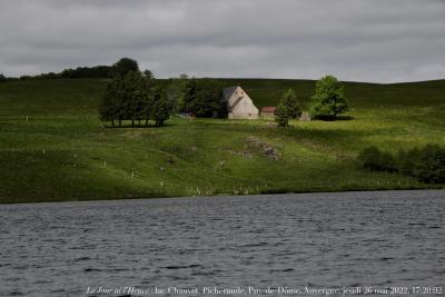 photographie “Le Jour ni l’Heure : lac Chauvet, Picherande, Puy-de-Dôme, Auvergne, jeudi 26 mai 2022, 17:20:02” par Renaud Camus — www.renaud-camus.net — Chauvet, lac Chauvet, Picherande, Puy-de-Dôme, Auvergne, lac, lacs d'Auvergne