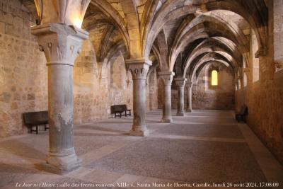 photographie “Le Jour ni l’Heure 2058 : salle des Frères convers, XIIIe s., abbaye cistercienne Santa Maria de Huerta, province de Soria, Vieille-Castille, Espagne, lundi 26 août 2024, 17:08:09” par Renaud Camus — www.renaud-camus.net — Santa Maria de Huerta, refectorio de los conversos, conversos, frère convers, cisterciens, abbaye cistercienne, Soria, province de Soria, Castille, Castilla, Castilla y Leon, Spain, Espagne, Espana