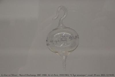 photographie “Le Jour ni l’Heure 5613 : Marcel Duchamp, 1887-1968, Air de Paris, 1919, reconstitution de 1964, exp. “L’Âge atomique\