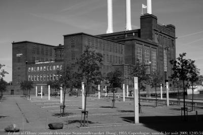 photographie “Le Jour ni l\'Heure 3579 : Copenhague, centrale électrique Svanemøllevaerket (Dong), 1953, Lautrupsgade 1, samedi 1er août 2009, 12:05:54” par Renaud Camus — www.renaud-camus.net — power station, Copenhagen, København, architecture, architect, architecture industrielle, dansk, danish, Denmark, Danmark, danois, danoise, Herlev, Gentofte