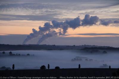 photographie “Le Jour ni l’Heure 9216 : Grand Paysage atomique avec un château (Flamarens) — Plieux, fenêtre de la chambre, lundi 8 septembre 2013, 07:22:44” par Renaud Camus — www.renaud-camus.net — landscape, paesaggio, atomic, Golfech, centrale nucléaire, castle, ciel, sky, aube