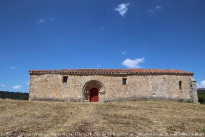 photographie “Le Jour ni l’Heure 1439 : ermitage Santa Maria, XIIe s., Huerta de Arriba, Sierra de la Demanda, province de Burgos, Vieille-Castille, Espagne, samedi 24 août 2024, 14:48:20” par Renaud Camus — www.renaud-camus.net — Huerta de Arriba, ermita Santa Maria, Sierra de la Demanda, Sierra de Neila, povince de Burgos, roman, romane, romanesco, romanico, ermitage, ermita, porche, portail