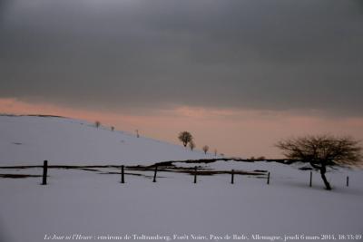 photographie “Le Jour ni l’Heure 9506 : (« Lenz partit à travers la montagne ») — environs de Todtnauberg, pays de Bade, Forêt Noire, Allemagne, jeudi 6 mars 2014, 18:33:49” par Renaud Camus — www.renaud-camus.net — paysage, landscape, Winterreise, Voyage d’hiver, Lenz, Celan, Heidegger, Schwartzwald, neige, snow, Paul Celan, Martin Heidegger, Büchner , mars, 2014, Forêt Noire, Allemagne, neige, 20 janvier, Tübingen, Camus, Renaud Camus