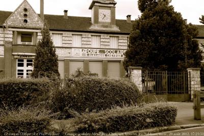 photographie “Le Jour ni l’Heure 0487 : La Place du mort — Groupe scolaire Alexandre Chevrier, Veneux-les-Sablons, Seine-&-Marne, Île-de-France, mercredi 29 août 2012, 17:23:51” par Renaud Camus — www.renaud-camus.net — passengerss, seat école school horloge clock Renaud, Camus