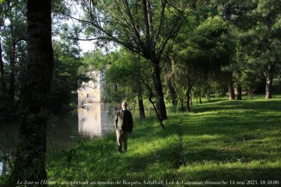 photographie “Le Jour ni l’Heure 6436 : autoportrait au moulin de Roques, Astaffort, Brulhois, Lot-&-Garonne, Agenais, dimanche 14 mai 2023, 18:48:06” par Renaud Camus — www.renaud-camus.net — autoportrait, selfportrait, autoritratto, selbstbildnis, Roques, moulin de Roques, Astaffort, Lot-et-Garonne, Gers, Brulhois, Agenais