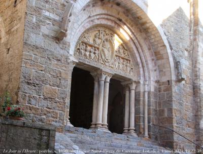 photographie “Le Jour ni l’Heure 0426 : porche, c. 1150, de l‘église Saint-Pierre de Carennac, Lot, dimanche 4 août 2024, 19:22:30” par Renaud Camus — www.renaud-camus.net — Carennac, porche, église, Saint-Pierre, Lot, roman, romane, romanesque, Quercy roman, Quercy