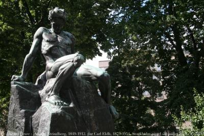 photographie “Le Jour ni l\'Heure 0010 : monument, 1916-1942, à August Strindberg, 1849-1912, par Carl Eldh, 1873-1954, dans le parc Tegnérlunden, à Stockholm, vendredi 30 juillet 2010, 15:21:39” par Renaud Camus — www.renaud-camus.net — maisons d'écrivain, writers' houses, littérature, literature, théâtre, theatre, Sverige, Sweden, demeures de l'esprit, August Strindberg, appartment, Blue Tower, Tour Bleue