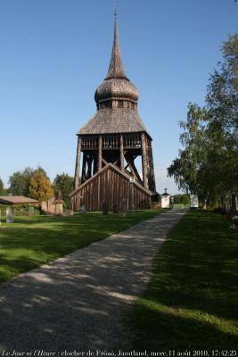 photographie “Le Jour ni l\'Heure 0104 : clocher de l\'église de lîle de Frösö, sur le lac Storsjön, près d\'Östersund, dand le Jamtland, Suède, mercredi 11 août 2010, 17:42:25” par Renaud Camus — www.renaud-camus.net — house, hus, huset, composer, musicien, musician, maisons d'artiste, artists' houses, demeures de l'esprit, island, maison de compositeur, composer's houses, Sweden, Sverige