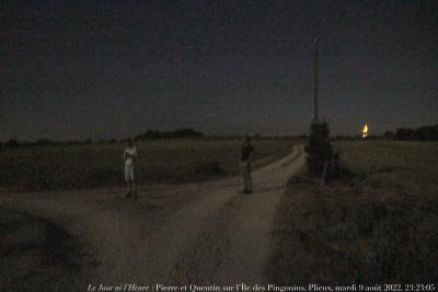 photographie “Le Jour ni l’Heure 7660 : Pierre et Quentin à l‘Île des Pingouins, Plieux, Gers, mardi 9 août 2022, 23:23:05” par Renaud Camus — www.renaud-camus.net