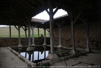 photographie “Le Jour ni l‘Heure 2883 : autoportrait dans le lavoir, à Gimbrède, Gers, Gascogne, dimanche 22 janvier 2023, 16:37:13” par Renaud Camus — www.renaud-camus.net — autoportrait, selfportrait, autoritratto, selbsbildnis, lavoir, Gimbrède, Gers, Gascogne, autoportrait dans le lavoir