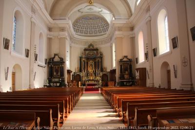 photographie “Le Jour ni l’Heure 8893 : église Saint-Pierre-aux-Liens, 1843-1845, consacrée en 1852, Lens, Valais, Suisse, lundi 19 septembre 2022, 16:02:23” par Renaud Camus — www.renaud-camus.net — Lens, Valais, église, Saint-Pierre-aux-Liens, nef, intérieur, 19 septembre 2022