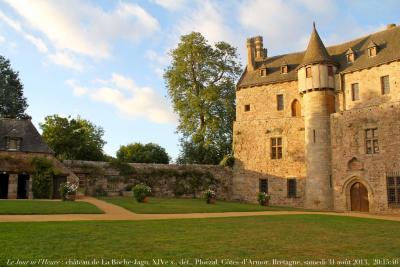 photographie “Le Jour ni l’Heure 8759 : château de la Roche-Jagu, XIVe s., dét., Ploëzal, Côtes-d’Armor, Bretagne, samedi 31 août 2013, 20:15:46” par Renaud Camus — www.renaud-camus.net — castle, castello, Castillon, burg, schloss, Britanny, architecture, Moyen Âge, Middles Ages