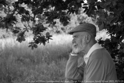 photographie “Le Jour ni l\'Heure 5215 : autoportrait au Cassé, Plieux, Gers, Gascogne, lundi 16 mai 2022, 19:32:29” par Renaud Camus — www.renaud-camus.net — autoportrait, Cassé, Le Cassé, Le Casse, Plieux, Gers, Gascogne