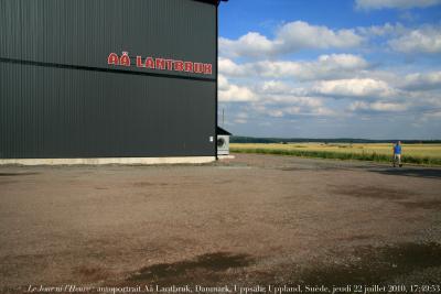 photographie “Le Jour ni l\'Heure 8516 : autoportrait Aå Lantbruk, Danmark, près d\'Uppsala, Uppland, Suède, jeudi 22 juillet 2010, 17:49:53” par Renaud Camus — www.renaud-camus.net — selfportrait, silo, ferme, farm, Sverige, Sweden, ciel, sky, bleu, blue, Hammarby, autoportrait, Suède, Uppland, usine, dépôt