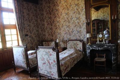 photographie “Le Jour ni l’Heure : chambre au château de Ravignan, XVIIe s., Perquie, Landes, mercredi 9 août 2023, 14:55:22” par Renaud Camus — www.renaud-camus.net — Ravignan, château de Ravignan, chambre, Perquie, Landes