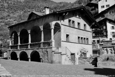 photographie “Le Jour ni l’Heure 8769 : maison Maixen, quelquefois von Roten, 1547/48 et 1702, à Rarogne, Valais, Suisse, dimanche 18 septembre 2022, 13:06:48” par Renaud Camus — www.renaud-camus.net — Rarogne, Raron, maison, belle maison, galerie, Valais, Suisse, Maixen, maison Maixen, maison von Roten, 1547, 1702