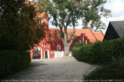 photographie “Le Jour ni l\'Heure 6051 : église de Gershøj, XIIe-XVIe s., sur le fjord de Roskilde, en Seeland (Sjælland, Zealand, Zélande), Danemark, dimanche 30 août 2009, 14:54:42” par Renaud Camus — www.renaud-camus.net — kirke, church, sankt Laurentii, sankt Lars, Selsø, Denmark, Danmark