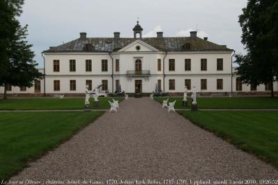 photographie “Le Jour ni l\'Heure 0064 : château (-hôtel) de Gimo (Gimo Herrgården), 1770, œuvre de Johan Erik Rehn, 1717-1793, Gimo, commune d\'Östhammar, Uppland, Suède, mardi 3 août 2010, 19:26:52” par Renaud Camus — www.renaud-camus.net — architecture, architecte, architect, castle, schloss, castello, château, castillo, burg, hotel, classicisme, Louis XVI, XVIII, XVIIIe s., Age of Reason, siècle des Lumières, Adolf-Frederik, Gustave III, Gustav III, gustavien, gustavian, Sverige, Sweden