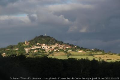 photographie “Le Jour ni l’Heure 5600 : En Livradois — vue générale d’Usson, Puy-de-Dôme, Auvergne, jeudi 26 mai 2022, 19:44:58” par Renaud Camus — www.renaud-camus.net — Usson, Livradois, Puy-de-Dôme, Auvergne, Issoire, Parentignat