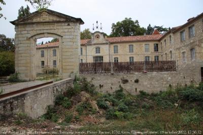 photographie “Le Jour ni l’Heure 9608 : Pierre Racine arch., Tannerie royale, 1752, Lectoure, Gers, Gascogne, mercredi 19 octobre 2022, 17:56:32” par Renaud Camus — www.renaud-camus.net — Lectoure, manufacture, manufacture royale, tannerie, tannerie royale, Racine, Pierre Racine, architecte, ingénieur, Gascogne, Gers