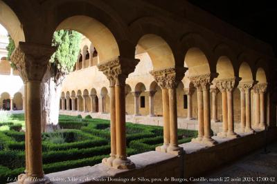 photographie “Le Jour ni l’Heure 2401 : cloître, XIIe s., de Santo Domingo de Silos, province de Burgos, Castille, mardi 27 août 2024, 17:00:42” par Renaud Camus — www.renaud-camus.net — Silos, Santo Domingo de Silos, Saint-Dominique de Silos, monastère, abbaye, cloître, claustro, roman, romane, romanico, cloître roman, Burgos, Castille, Castilla y Leon, Vieille-Castille, Espagne, Espanha, Spain