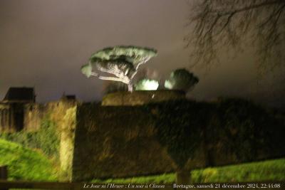 photographie “Le Jour ni l’Heure 6982 : Un soir à Clisson — Bretagne, samedi 21 décembre 224, 22:44:08” par Renaud Camus — www.renaud-camus.net — Clisson, Un soir à Clisson, château, forteresse, citadelle, château de Clisson, Loire-Atlantique, Bretagne